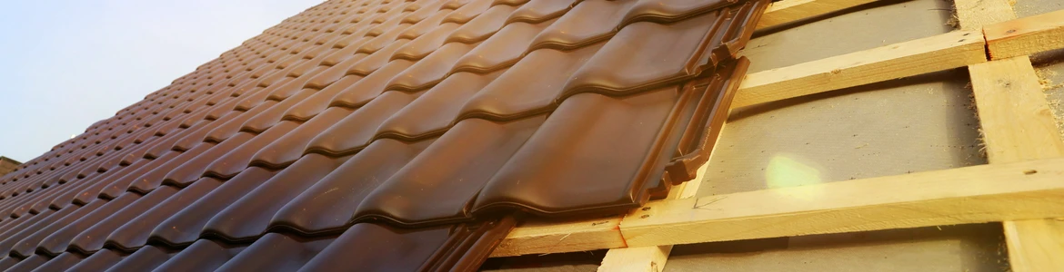 częściowo ułożony dach